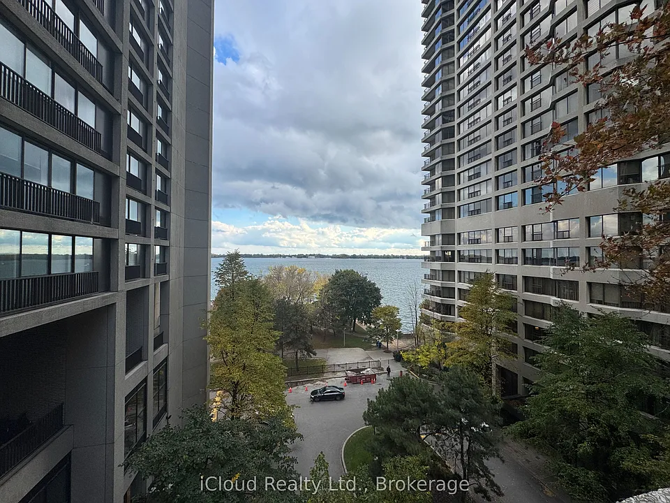 33 Harbour Sq #2423