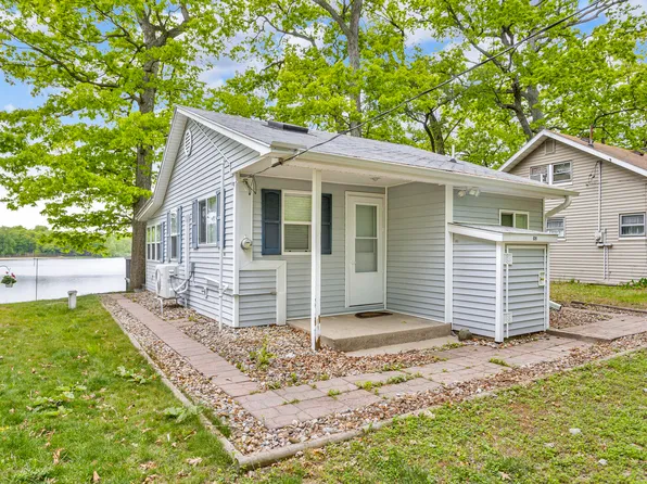 5008 Schrah Dr, Munith, MI 49259