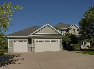 241 Sandahlwood Cir, Cedar Falls, IA 50613