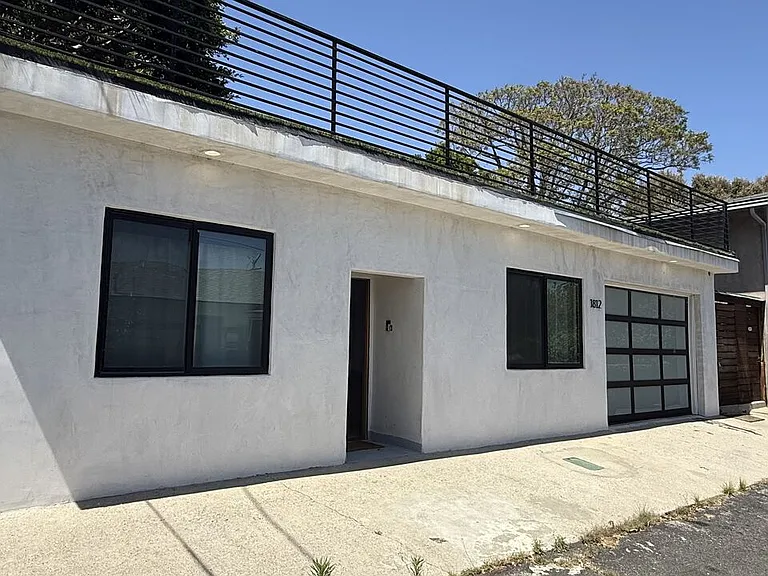 1812 1/2 Navy St — Photo 2