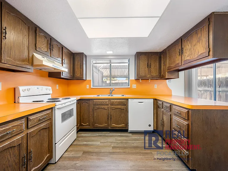1117 Booth Dr — Photo 5
