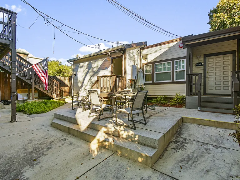 2541-2543 Piedmont Ave — Photo 4