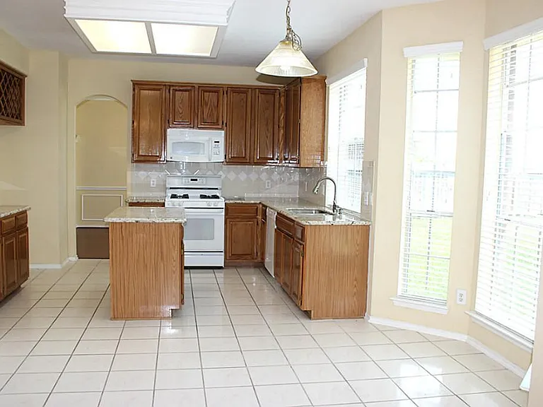 4614 Forest Home Dr — Photo 7