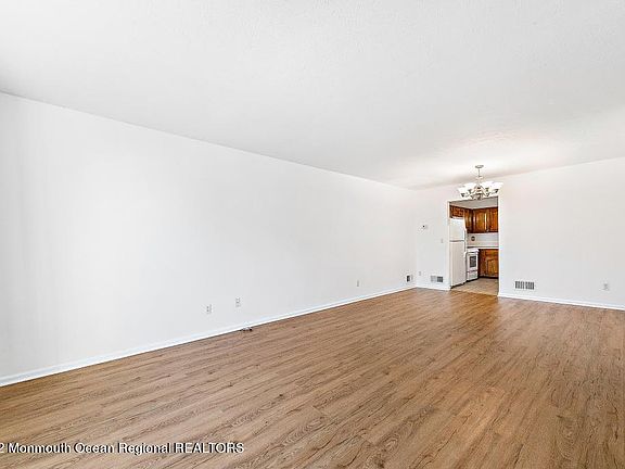 5th image of 379 Rose Ct