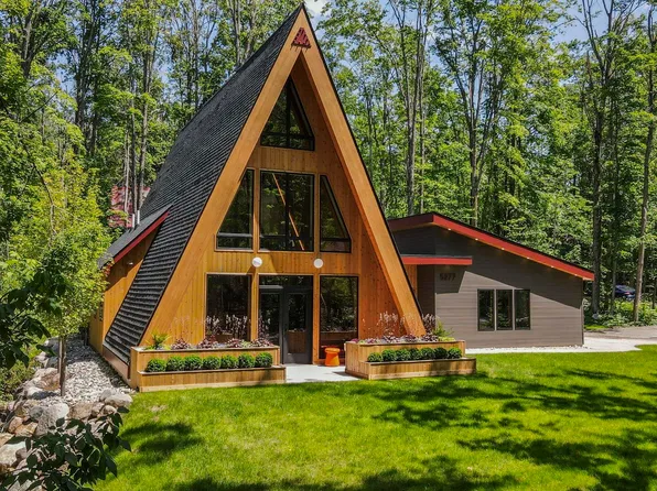 5277 Tyrol Ln, Harbor Springs, MI 49740