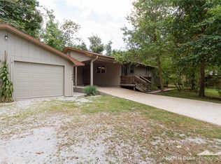 10446 Elzeys Rd, Rogers, AR 72756
