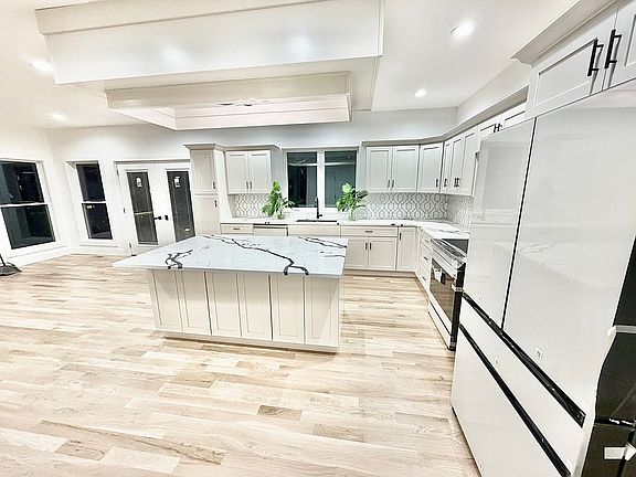 2nd image of 11 Sunrise Pl