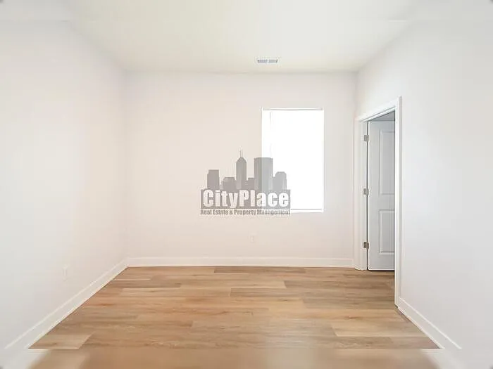 1135 W 21st St — Photo 14
