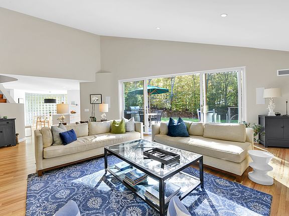 4th image of 23 Woodege Cir