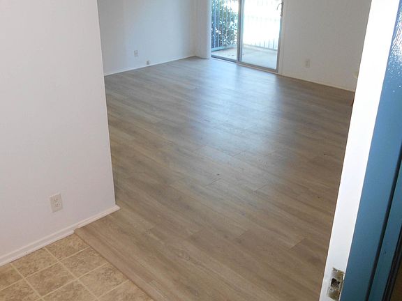 122 ENTRY / LIVING ROOM
