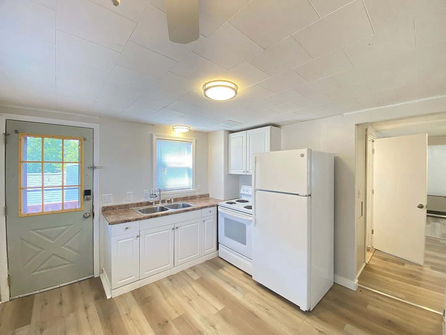1 bed, 1.0 bath, 604 sqft, $1,395 — Photo 2