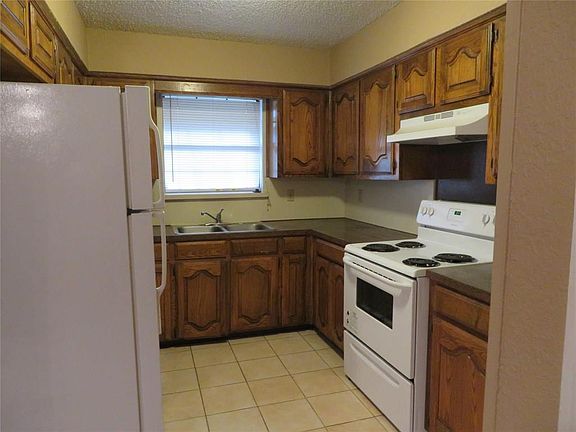 3rd image of 452 Finch Dr