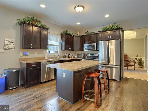 5th image of 20 Jennifer Ln