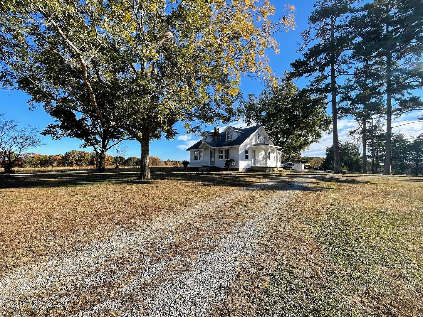 Must See Country Home Minutes to Kerr Lake — Photo 4