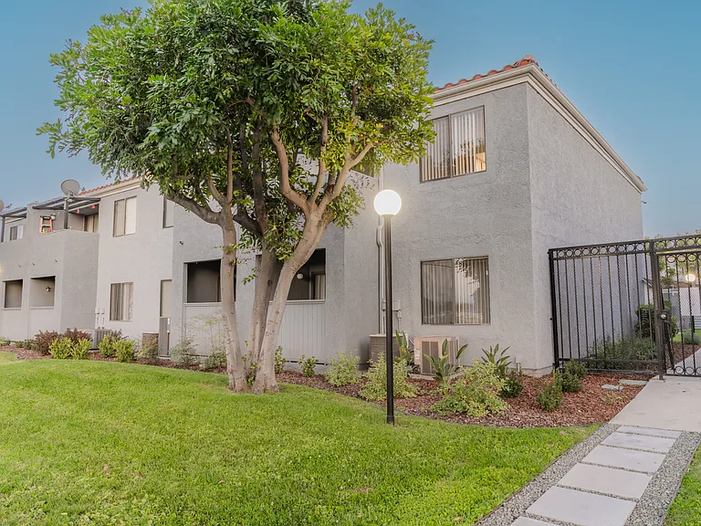 Citrus Court Apartments — Photo 20