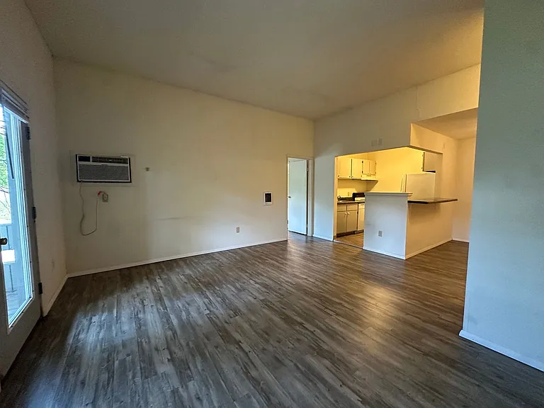 University Park Apartments near Cornell University — Photo 552
