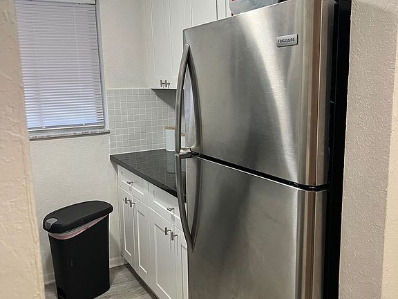 4th image of 500 E Country Club Cir #2
