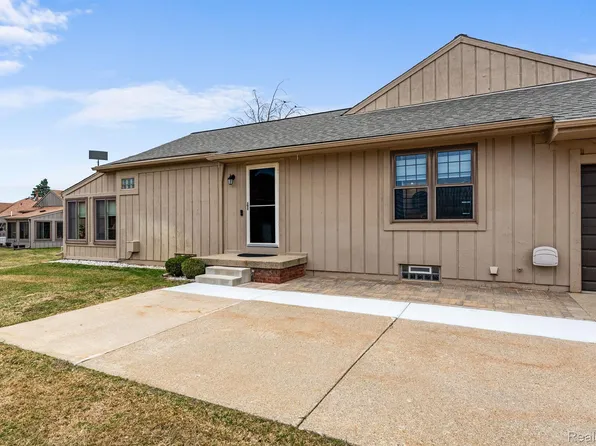 12387 Nantucket Dr #151, South Lyon, MI 48178