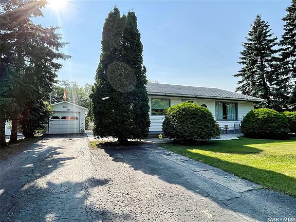 2nd image of 415 2nd St E