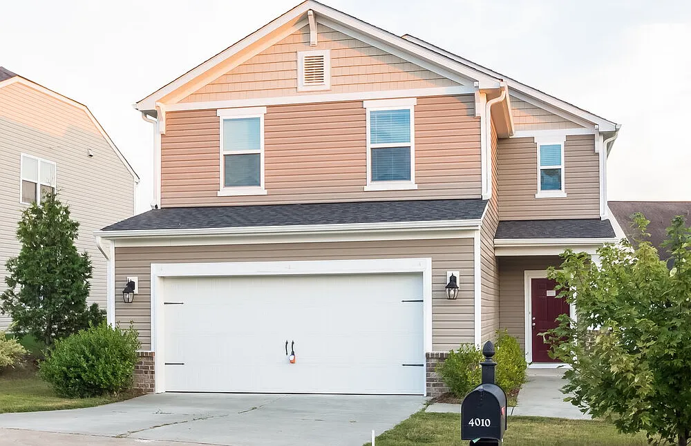 3 bed, 2.5 bath, 2013 sqft, $3,120 — Photo 1
