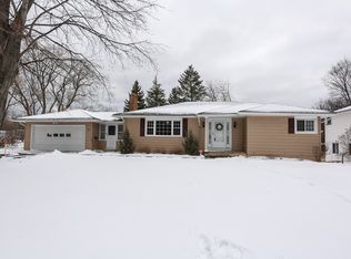 16 Lake Meadow Dr, Rochester, NY 14612