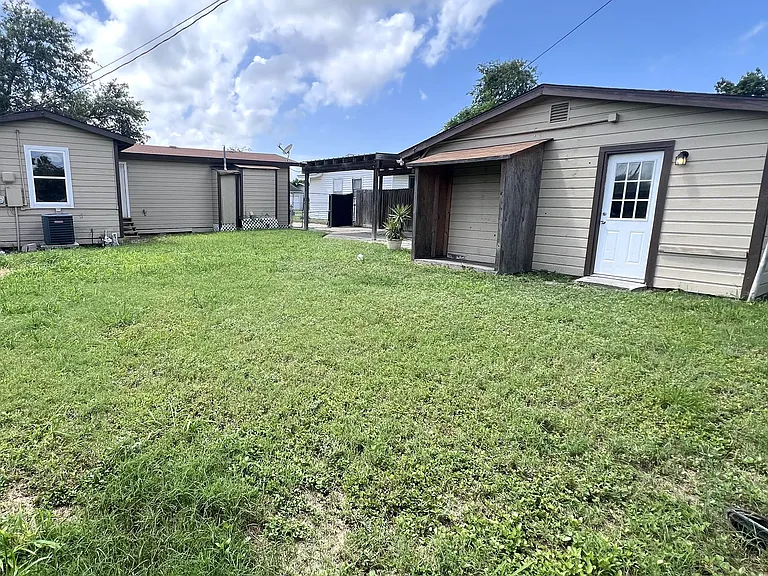 We don't show the efficiency studio on the right in this listing, but you're free to check it out and rent it for mom!