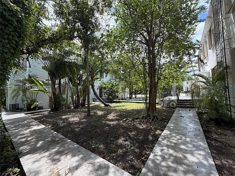 1421 SW 37th Ave #3 — Photo 3