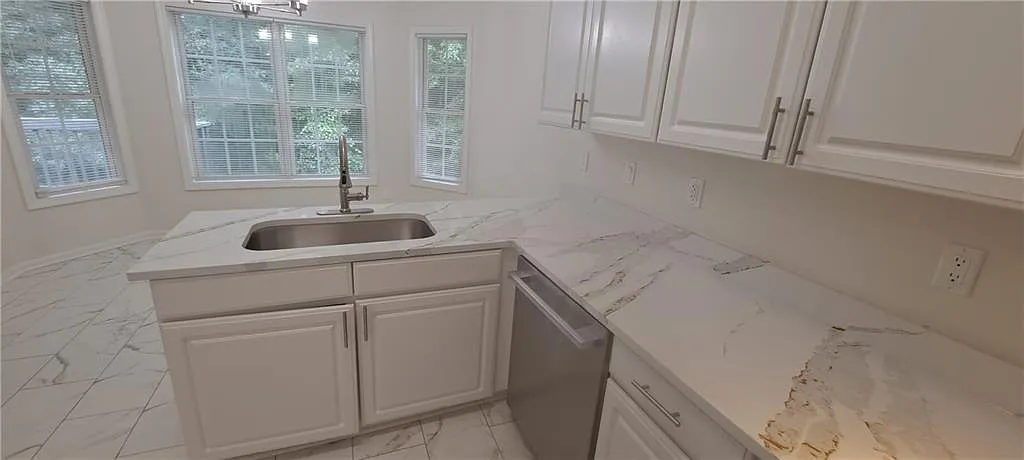 4 bed, 3.0 bath, 3148 sqft, $2,300 — Photo 3