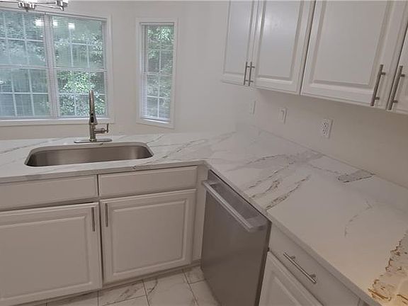 3rd image of 1050 Hillary Ln