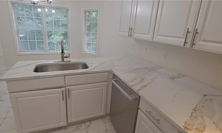 1050 Hillary Ln — Photo 3