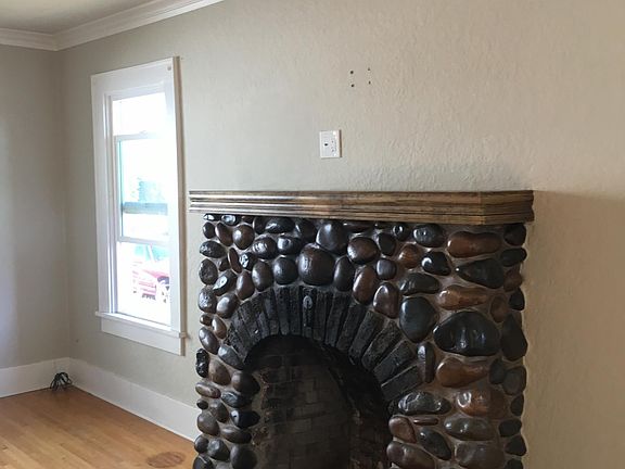 4th image of 905 Crawford St