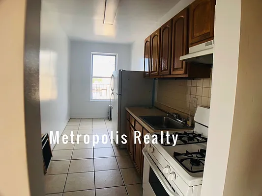 Rented by Metropolis International Realty Inc. | media 34