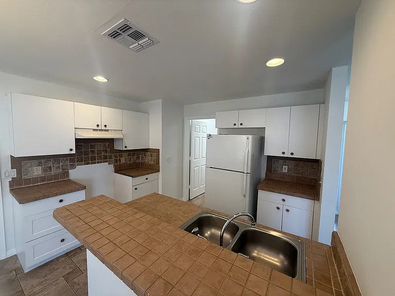 1241 Ermine St E — Photo 24