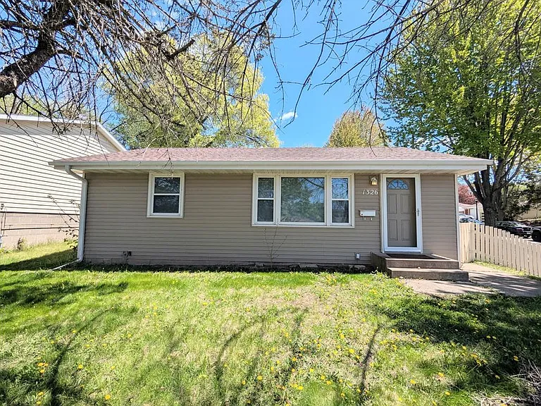 1326 Clarence St — Photo 1