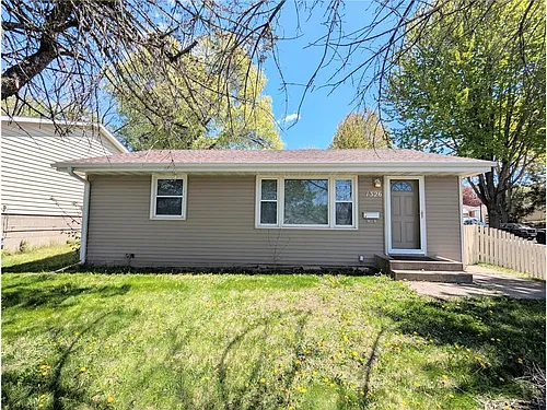 1326 Clarence St Photo 1