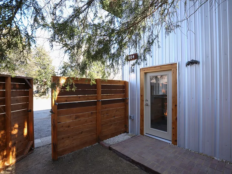 804 N Locust St — Photo 27