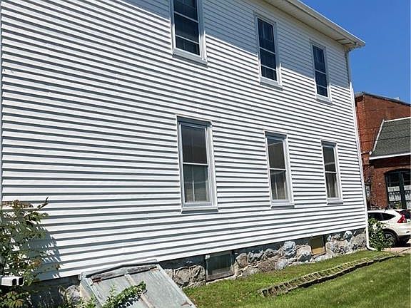 3rd image of 21 Bayview Ave