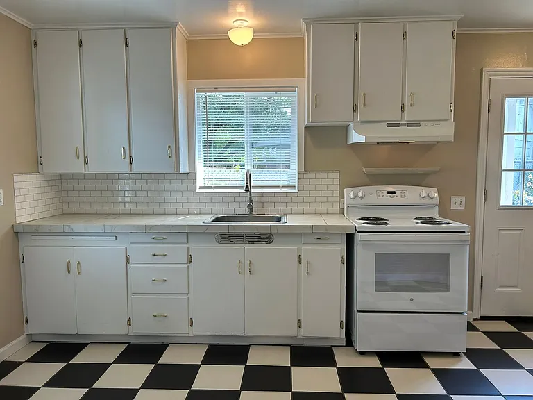 1115 Sanford Ave — Photo 16
