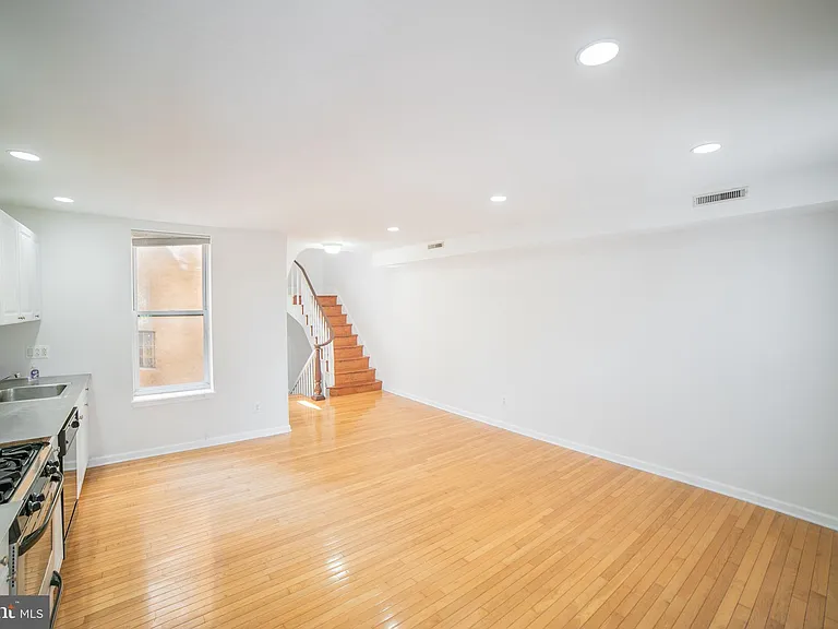 126 W Laurel St #2 — Photo 4