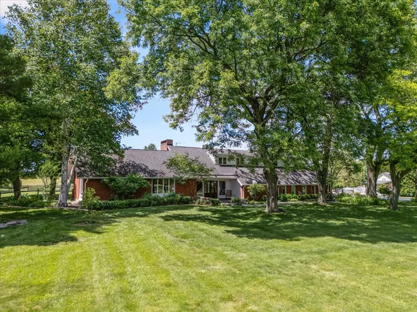 6N056 Surrey Rd, Wayne, IL 60184