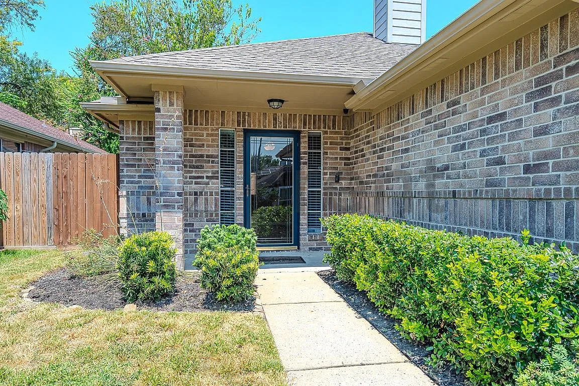 3 bed, 1300 sqft, $1,900 — Photo 3