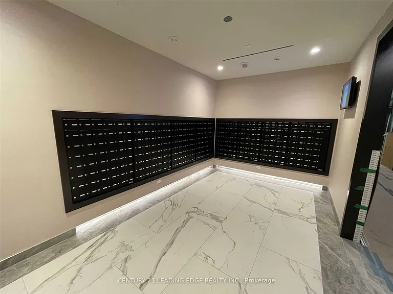 60 Shuter St #Penthouse 201 — Photo 4