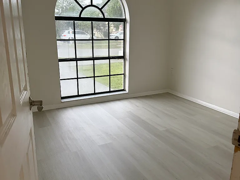 812 SW 10th St — Photo 4