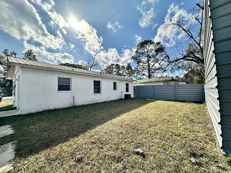526 Ware St — Photo 10