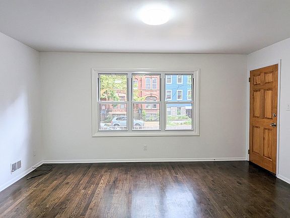 3rd image of 20 Bentley Ave Floor 1