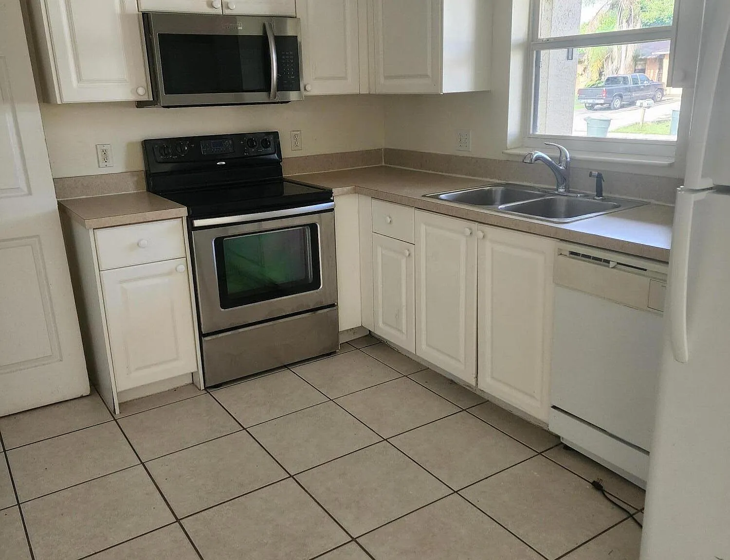 2 bed, 1.0 bath, 2670 sqft, $1,350 — Photo 2