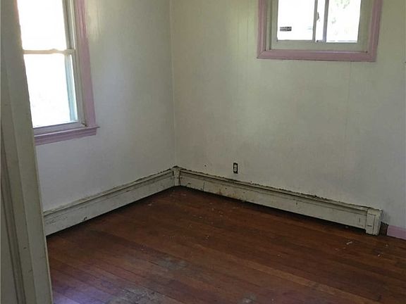 4th image of 4 Saint Andrews Dr