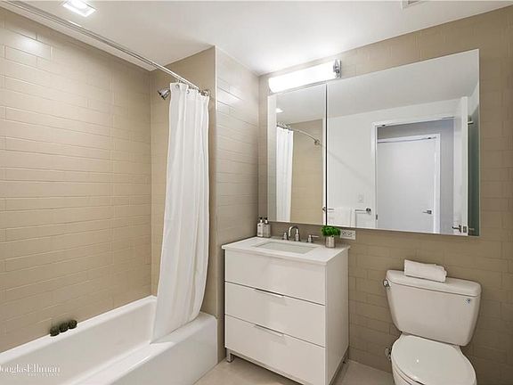 3rd image of 535 W 43rd St APT N11m