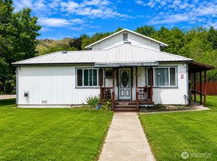 402 Juniper St, Oroville, WA 98844