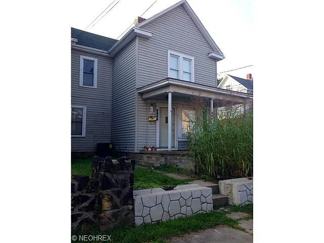 1621 Chester Ave photo 1